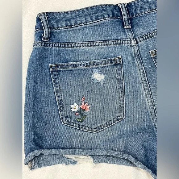 Time and True Women’s Blue Jean Shorts with Floral Embroidery Size 4 - Picture 13 of 16